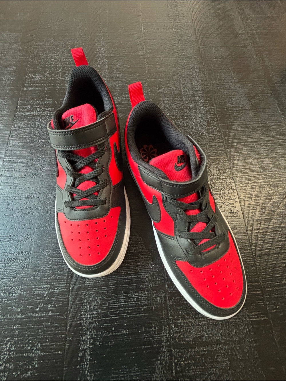 Nike Kids Black and Red Low-Top Sneakers